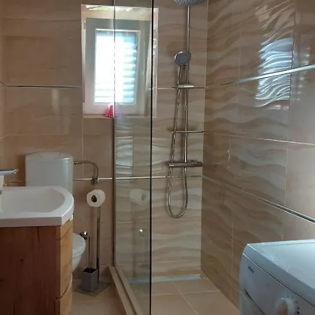 Tiho I Sladana * Brodarica (Sibenik-Knin)